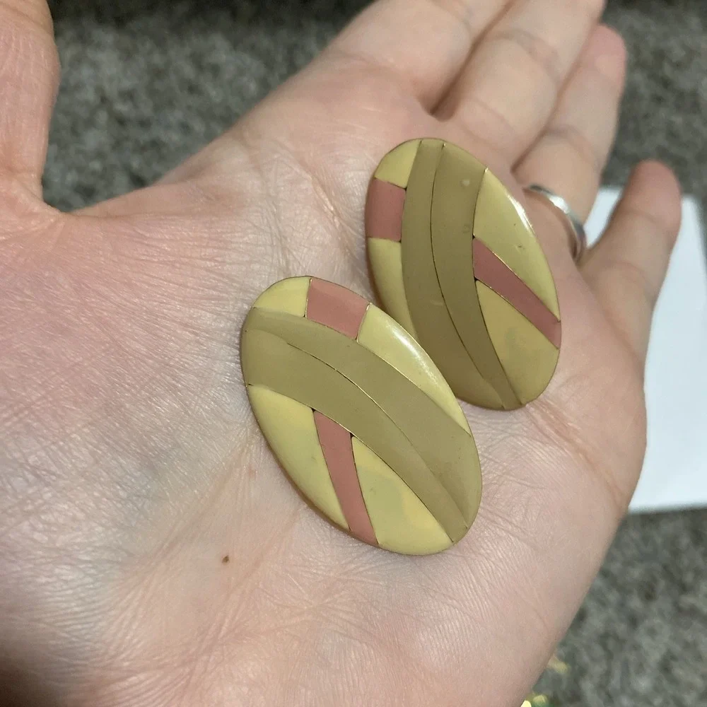 Vintage Gold Tone Pink,‎ Beige, Cream Enamel Pierced Earrings